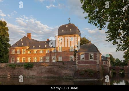 Barocco e castello ormeggiato Ahaus, oggi sede della Accademia tecnica Ahaus, Ahaus, Muensterland, Nord Reno-Westfalia, Germania Foto Stock