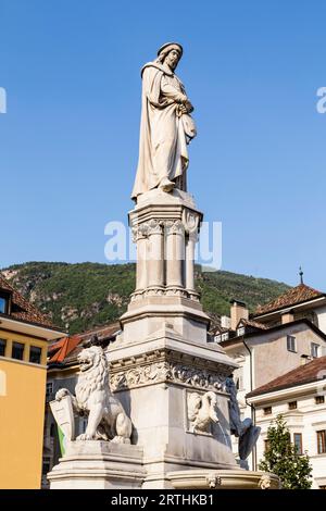 Monumento Walther sulla Walther-von-der-Vogelweide-Platz, Bolzano, alto Adige, Italia, Statua Walther in Piazza Walther, Bolzano, alto Adige Foto Stock