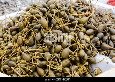 Capperi di Pantelleria (Sicilia) sul mercato, capperi di Pantelleria (sicilia) sul mercato Foto Stock