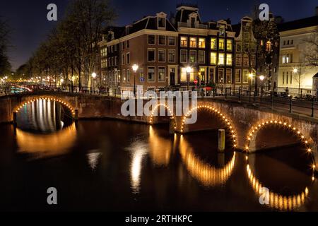 Foto notturna dell'angolo tra Keizersgracht e Leidsegracht ad Amsterdam, Paesi Bassi in primavera Foto Stock