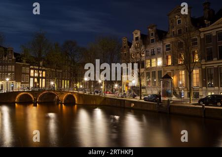 Foto notturna dell'angolo tra Herengracht e Leidsegracht ad Amsterdam, Paesi Bassi in primavera Foto Stock