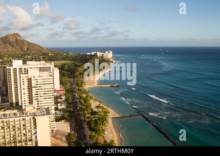 Vista sulla spiaggia di Waikiki fino a Diamond Head alla luce serale di Honolulu, Oahu, Hawaii, USA Foto Stock