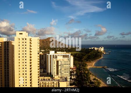 Vista sulla spiaggia di Waikiki fino a Diamond Head alla luce serale di Honolulu, Oahu, Hawaii, USA Foto Stock