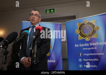 Il Commissario del Garda Drew Harris parla ai media alla conferenza dell'Associazione dei sovrintendenti del Garda a Killashee House a Naas, Co Kildare. Quasi il 99 per cento dei gardai che hanno votato a scrutinio non ha espresso fiducia nel commissario. Data foto: Mercoledì 13 settembre 2023. Foto Stock