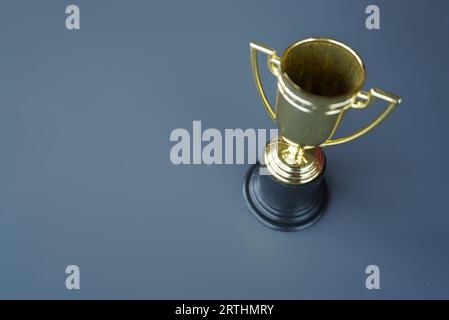 Immagine ravvicinata del trofeo della coppa d'oro con spazio per la copia. Foto Stock