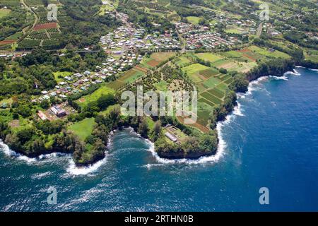 Vista aerea della costa orientale di Big Island, Hawaii, USA vicino a Papaikou a nord di Hilo Foto Stock