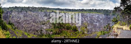 Puhimau Crater, un cratere vulcanico estinto sulla Chain of Craters Road nel Parco Nazionale dei Vulcani delle Hawaii a Big Island, Hawaii, USA Foto Stock