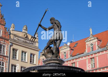 La Polonia, Gdansk, Città Vecchia, Fontana di Nettuno, statua in bronzo del dio romano del mare, punto di riferimento della città Foto Stock