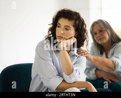 Depresso offeso infelice signora matura caucasica ignora mamma, ha stress dopo litigio Foto Stock