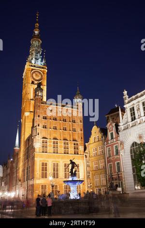 Danzica di notte in Polonia, città vecchia, lungo mercato, Municipio principale illuminato e Fontana di Nettuno Foto Stock
