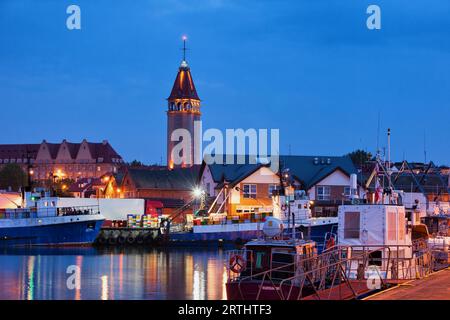 Porto di pescatori a Wladyslawowo, Polonia, skyline della città con la Fisherman House Tower di notte, popolare località turistica sul Mar Baltico Foto Stock