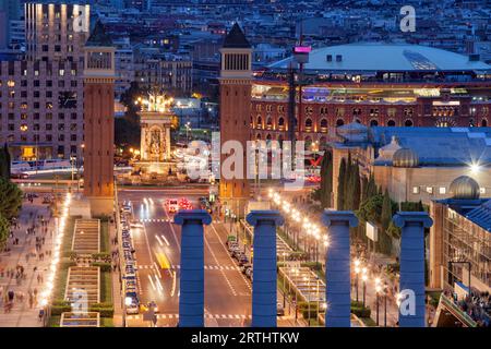 Città di Barcellona durante la notte in Catalogna, Spagna, nel paesaggio urbano Plaça Espanya, Torri Veneziane e il centro commerciale per lo shopping Foto Stock