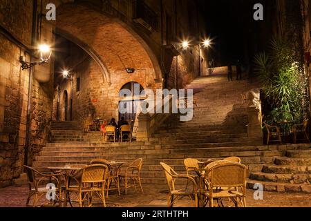 Girona città di notte, Pujada de Sant Domenec Scale e arco della Agullana Palace, la Catalogna, Spagna Foto Stock