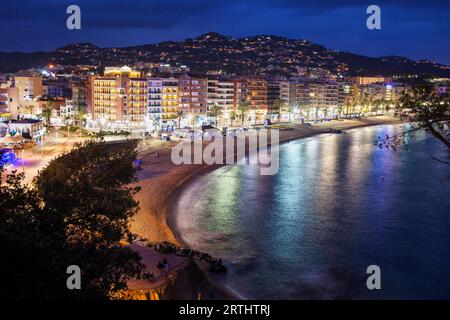 Lloret de Mar di notte, resort città costiera sulla Costa Brava in Catalogna, Spagna Foto Stock