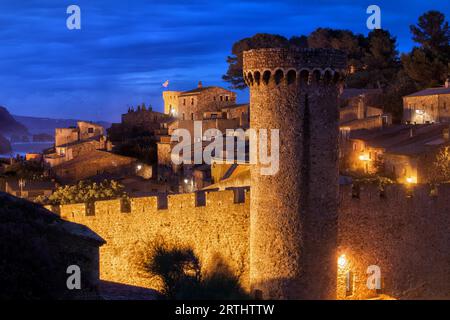 Tossa de Mar di notte in Catalogna, Spagna, case, torre medievale e mura, fortificazione della città vecchia (Vila Vella) Foto Stock