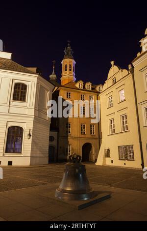 Città di Varsavia, Polonia, xvii secolo campana in bronzo e case a piccolo quadrato su Kanonia street nella Città Vecchia di notte Foto Stock