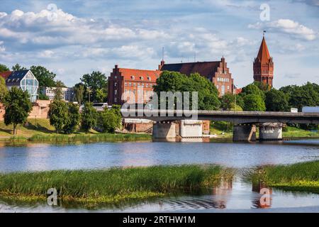 La città di Malbork in Polonia settentrionale, condomini, blocco di appartamenti dal fiume di Nogat Foto Stock