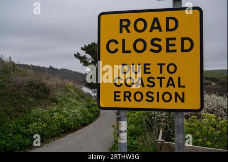 Erosione costiera. Roseland Peninsular, South Cornwall, Regno Unito Foto Stock