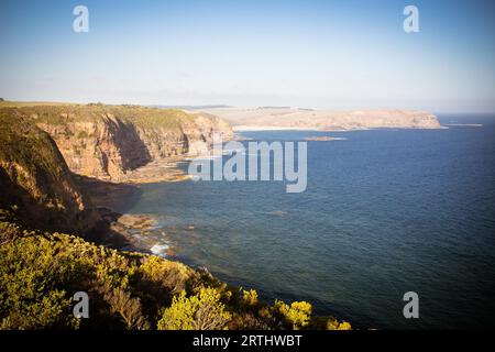 La vista verso ovest lungo la costa e lo stretto di Bass in una calda estate #39, s evenng sulla penisola di Mornington, Victoria, Australia Foto Stock