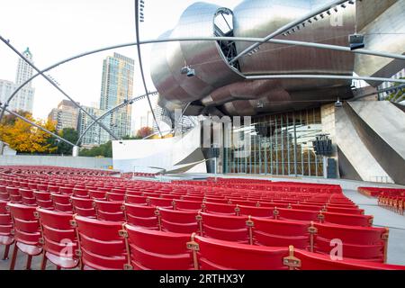 Chicago, USA, 18 ottobre 2016: Jay Pritzker Pavilion nel Millenium Park al tramonto in una calda notte d'estate Foto Stock