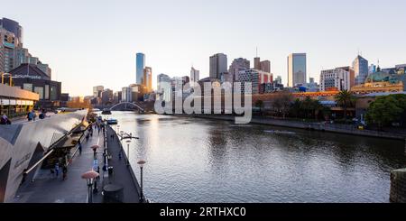 Melbourne, Australia, 7 settembre 2016: Lo skyline di Melbourne lungo il fiume Yarra al tramonto Foto Stock