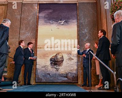 STOCCOLMA 20230913 il primo ministro Ulf Kristersson, il presidente del Parlamento Andreas Norlén, il re Carl Gustaf, la regina Silvia e altri, in un ricevimento al Palazzo reale di Stoccolma dove un regalo del parlamento e del governo è stato consegnato al re, che celebra 50 anni sul trono. Il regalo è un tessuto di otto metri quadrati realizzato dopo un acquerello dell'artista svedese Lars Lerin. Frida Lindberg è stata direttrice artistica e tessitori sono stati Ebba Bergström e Tova Vibrandt. Foto: Jonas Ekstromer/TT/code 10030 Foto Stock