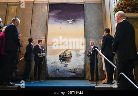 STOCCOLMA 20230913 il primo ministro Ulf Kristersson, il presidente del Parlamento Andreas Norlén, il re Carl Gustaf, la regina Silvia e altri, in un ricevimento al Palazzo reale di Stoccolma dove un regalo del parlamento e del governo è stato consegnato al re, che celebra 50 anni sul trono. Il regalo è un tessuto di otto metri quadrati realizzato dopo un acquerello dell'artista svedese Lars Lerin. Frida Lindberg è stata direttrice artistica e tessitori sono stati Ebba Bergström e Tova Vibrandt. Foto: Jonas Ekstromer / TT / code 10030 Foto Stock