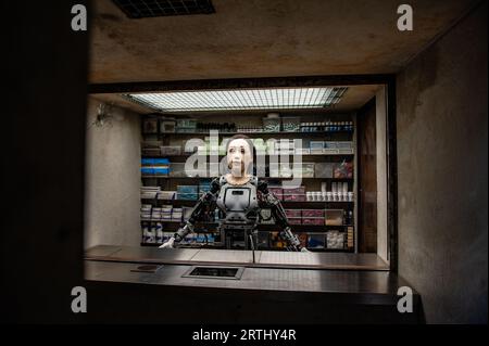 Leiden, Paesi Bassi. 13 settembre 2023. Amy, un robot dall'aspetto umano all'interno di una farmacia clandestina parla di diversi farmaci, antidolorifici e antidepressivi che possiamo usare per modificare la nostra realtà emotiva. Un'opera d'arte visiva creata dall'artista olandese Dries Verhoeven. Il lavoro esplora la zona in cui l'uomo e l'artificiale si fondono. A Leida, il 13 settembre 2023. (Foto di Romy Arroyo Fernandez/NurPhoto) credito: NurPhoto SRL/Alamy Live News Foto Stock