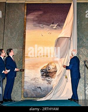 STOCCOLMA 20230913 il primo ministro Ulf Kristersson, il presidente del Parlamento Andreas Norlén, il re Carl Gustaf, la regina Silvia e altri, in un ricevimento al Palazzo reale di Stoccolma dove un regalo del parlamento e del governo è stato consegnato al re, che celebra 50 anni sul trono. Il regalo è un tessuto di otto metri quadrati realizzato dopo un acquerello dell'artista svedese Lars Lerin. Frida Lindberg è stata direttrice artistica e tessitori sono stati Ebba Bergström e Tova Vibrandt. Foto: Jonas Ekstromer/TT/code 10030 Foto Stock