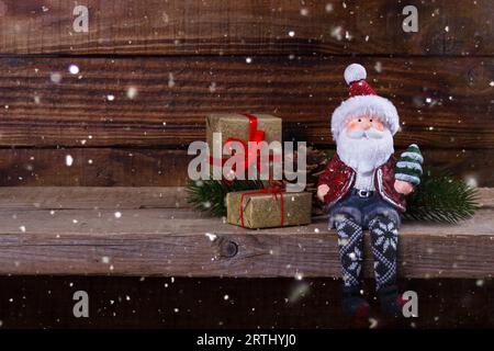 Natale golden confezione regalo, santa claus giocattolo e di neve caduti Foto Stock