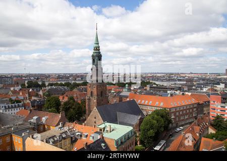 Copenaghen, Danimarca, 15 agosto 2016: Vista aerea della chiesa di Sankt Petri nel centro della città Foto Stock