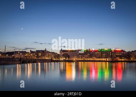 Copenhagen, Danimarca, 09 aprile 2016: I popolari cartelloni luminosi al neon sui laghi Foto Stock