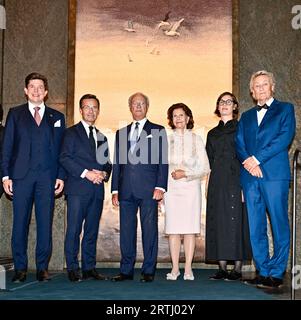 STOCCOLMA 20230913 (L-R) il presidente del Parlamento Andreas Norlén, il primo ministro Ulf Kristersson, il re Carl Gustaf, la regina Silvia, gli artisti Frida Lindberg e Lars Lerin, ad un ricevimento al Palazzo reale di Stoccolma dove un regalo del parlamento e del governo è stato consegnato al re, che festeggia 50 anni sul trono. Il regalo è un tessuto di otto metri quadrati realizzato dopo un acquerello dell'artista svedese Lars Lerin. Frida Lindberg è stata direttrice artistica e tessitori sono stati Ebba Bergström e Tova Vibrandt. Foto: Jonas Ekstromer / TT / code 10030 Foto Stock