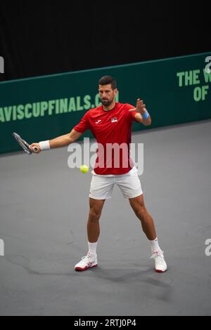 Novak Djokovic serbo si pratica nelle finali di Coppa Davis di Valencia, gruppo C, il 13 settembre 2023 allo Stadio Fuente de San Luis (Valencia, Valencia Dav Foto Stock