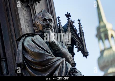 Ernst Moritz Arndt figura sul Monumento di Rubenow di fronte all'Università di Greifswald dall'edificio principale dell'Università di Greifswald Foto Stock