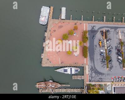 Vista aerea delle barche e parcheggio al Susan Campbell Park sul lungomare di Annapolis Harbor nel Maryland Foto Stock