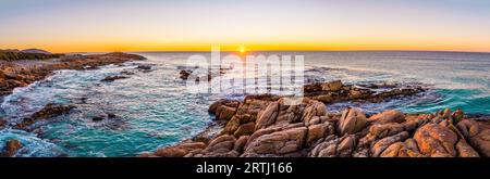 Il sole sorge sulle spiagge accoglienti del parco nazionale Freycinet sulla costa orientale della Tasmania Foto Stock