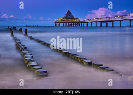 Molo delle attrazioni turistiche di Heringsdorf sull'isola di Usedom, nella Germania settentrionale Foto Stock