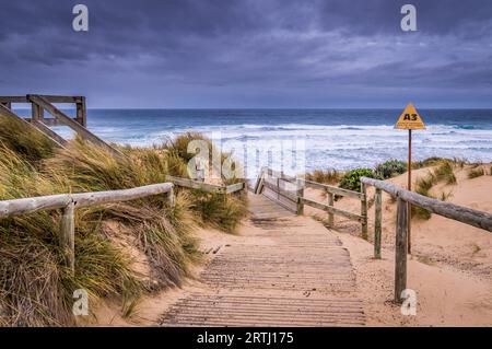 Vista della spiaggia di Cape Woolamai a Phillip Island in una giornata tempestosa Foto Stock