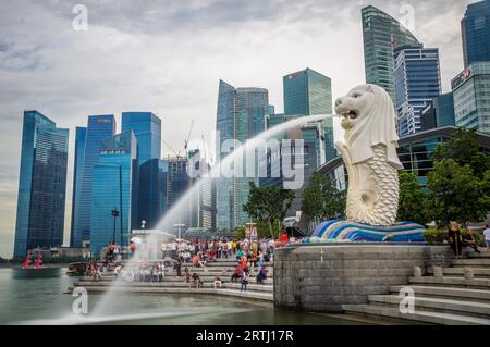 Singapore, Singapore, 1 ottobre 2016: Fontana della statua di Merlion nel porto di Singapore con skyline sullo sfondo Foto Stock