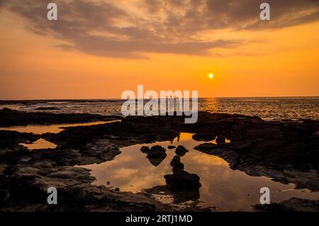 Two-step, Hawaii il 16 gennaio 2016: Due persone che guardano il tramonto a due passi, Big Island, Hawaii. A due passi è famosa per le sue fantastiche immersioni e.. Foto Stock