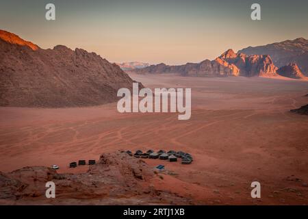 Il deserto di Wadi Rum è uno dei luoghi più suggestivi della Giordania. Dozzine di campi Beduin offrono alloggi turistici nel deserto sotto il Foto Stock