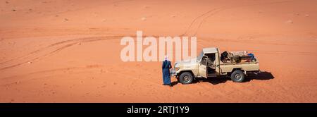 L'esperienza unica di visitare questo bellissimo deserto su veicoli fuoristrada rende Wadi Rum una sosta degna di nota per una visita in Giordania. Dozzine di Foto Stock