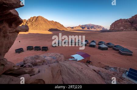 L'esperienza unica di visitare questo bellissimo deserto rende il Wadi Rum una sosta degna di nota per una visita in Giordania. Dozzine di campi Beduin sono adatti a soddisfare le tue esigenze Foto Stock