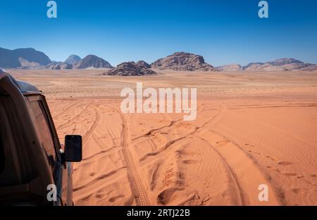 L'esperienza unica di visitare questo bellissimo deserto su veicoli fuoristrada rende Wadi Rum una sosta degna di nota per una visita in Giordania. Dozzine di Foto Stock