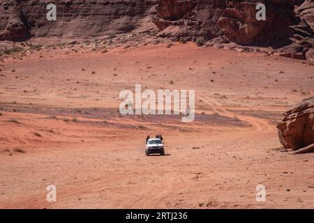 L'esperienza unica di visitare questo bellissimo deserto su veicoli fuoristrada o cammelli rende Wadi Rum una sosta degna di nota per una visita in Giordania. Dozzine Foto Stock