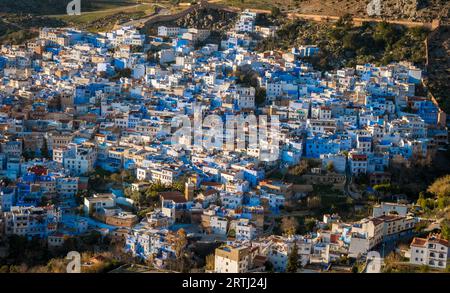 Le case a chefchaouen sono tutte dipinte di blu. Questo bellissimo paesaggio urbano è visto da un punto panoramico al tramonto sopra la città Foto Stock