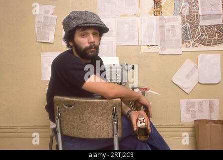 Una foto del compianto Miguel Piniero, drammaturgo, attore, poeta e attivista. Nel suo studio di casa nell'ufficio nell'Upper West Side di Manhattan nel 1977. Foto Stock