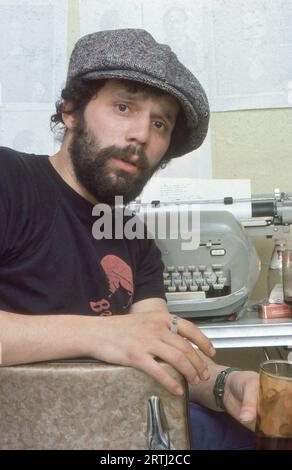 Una foto del compianto Miguel Piniero, drammaturgo, attore, poeta e attivista. Nel suo studio di casa nell'ufficio nell'Upper West Side di Manhattan nel 1977. Foto Stock