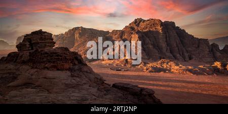 I campi di Beduin offrono alloggi turistici nel deserto del Wadi Rum sotto il cielo limpido e incredibili albe Foto Stock